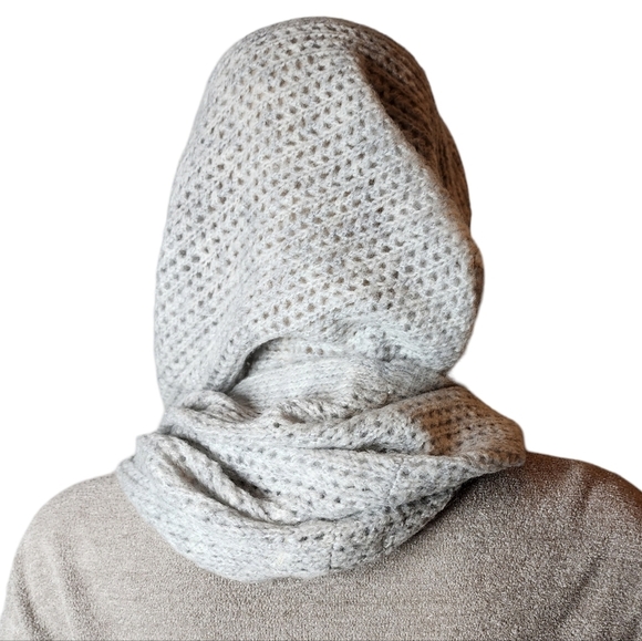 Abercrombie grey knit infinity scarf. - Picture 6 of 11